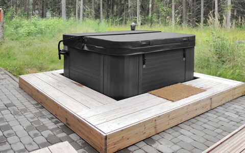 Villa Utu: Meubilair, Stoel, Buitenmeubels, Tafel, Hout, Buitentafel, Keuken En Eettafel, Schaduw, Tuin, Paraplu
