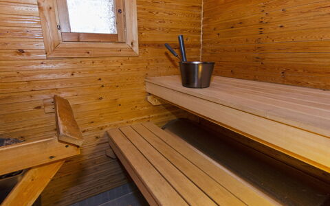 Karjalan Heili 7: Meubilair, Stoel, Buitenmeubels, Tafel, Hout, Buitentafel, Keuken En Eettafel, Schaduw, Tuin, Paraplu