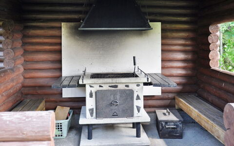 Piilopirtti: Meubilair, Stoel, Buitenmeubels, Tafel, Hout, Buitentafel, Keuken En Eettafel, Schaduw, Tuin, Paraplu