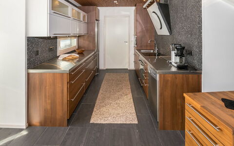 Villa Kaivopuisto: Flooring, Keuken, Countertop, Hout, Interieur Ontwerp, Meubilair, Verdieping, Plafond, Cabinetry, Major Appliance