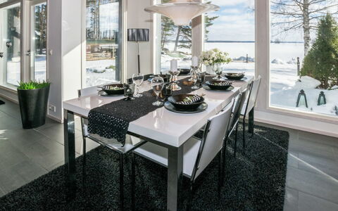 Villa Kaivopuisto: Meubilair, Interieur Ontwerp, Stoel, Tafel, Plafond, Keuken En Eettafel, Kroonluchter, Lichte Inrichting, Eetkamer, Glas