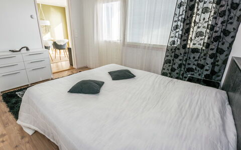 Villa Kaivopuisto: Bed, Meubilair, Bedding, Interieur Ontwerp, Slaapkamer, Verdieping, Flooring, Laken, Hout, Kamer