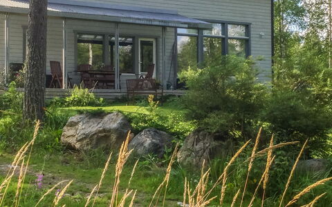Annelinniemi: Meubilair, Stoel, Buitenmeubels, Tafel, Hout, Buitentafel, Keuken En Eettafel, Schaduw, Tuin, Paraplu