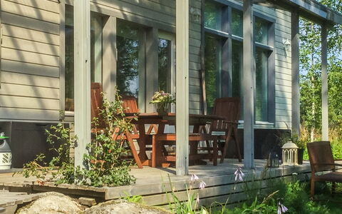 Annelinniemi: Meubilair, Stoel, Buitenmeubels, Tafel, Hout, Buitentafel, Keuken En Eettafel, Schaduw, Tuin, Paraplu