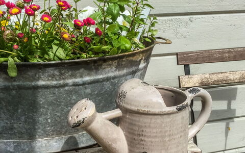 Annelinniemi: Meubilair, Stoel, Buitenmeubels, Tafel, Hout, Buitentafel, Keuken En Eettafel, Schaduw, Tuin, Paraplu