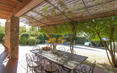 Manciano 840: Tafel, Eigendom, Meubilair, Tableware, Stoel, Interieur Ontwerp, Verlichting, Schaduw, Boom, Onroerend Goed