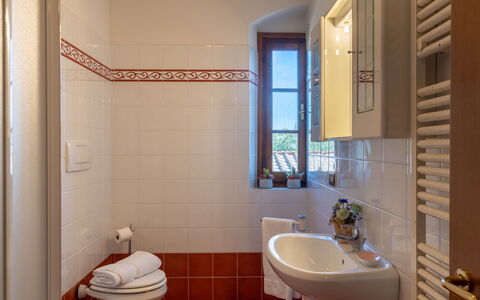 Poggio Cuccule: Kraan, Loodgieterswerkinrichting, Wastafel, Eigendom, Wastafel In De Badkamer, Badkamer, Blauw, Purper, Interieur Ontwerp, Architectuur