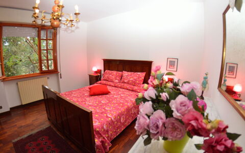 Il Corbezzolo: Slaapkamer, Kamer, Bed, Meubilair, Eigendom, Interieur Ontwerp, Laken, Bed Frame, Roze, Bedding