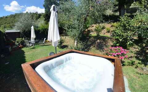 Il Nido: Eigendom, Zwembad, Jacuzzi, Huis, Backyard, Onroerend Goed, Vrije Tijd, Gras, Boom, Bad