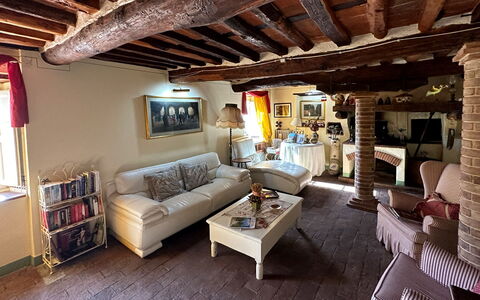 Borgo Bucatra Buonvento: Bankstel, Meubilair, Tafel, Fotolijst, Verlichting, Interieur Ontwerp, Woonkamer, Hout, Verdieping, Slaapbank