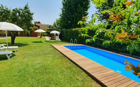 La Capannella: Fabriek, Schaduw, Boom, Lucht, Zwembad, Gebouw, Buitenmeubels, Water, Onroerend Goed, Flooring