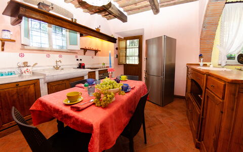 Villa Il Borghetto: Kamer, Eigendom, Meubilair, Gebouw, Interieur Ontwerp, Keuken, Huis, Verdieping, Tafel, Onroerend Goed