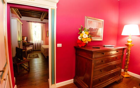 Villa Il Borghetto: Kamer, Meubilair, Eigendom, Rood, Interieur Ontwerp, Huis, Gebouw, Verdieping, Roze, Ladenkast