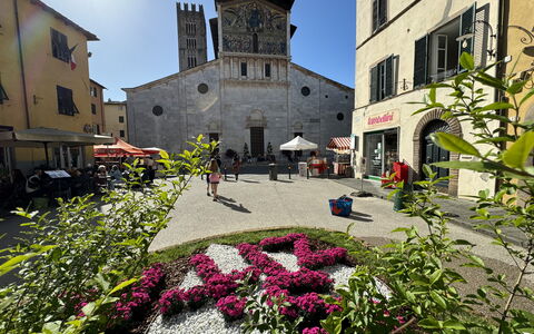 Casina Bella Di Lucca: Gebouw, Venster,  Dorf\, Facade, Bloempot, Paraplu, Buitentafel, Buitenmeubels, Kamerplant, Stadsplein