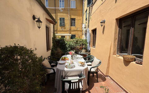 Casina Bella Di Lucca: Meubilair, Deur, Bloempot, Kamerplant, Stoel, Buitentafel, Buitenmeubels, Balkon, Keuken En Eettafel, Binnenplaats