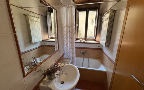 Casina Bella Di Lucca: Wastafel In De Badkamer, Loodgieterswerkinrichting, Wastafel, Badkamer, Flooring, Verdieping, Kraan, Interieur Ontwerp, Loodgieter, Spiegel