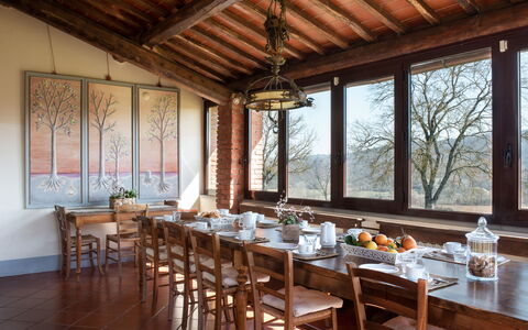 Villa Felciai: Tafel, Meubilair, Eigendom, Tableware, Hout, Interieur Ontwerp, Venster, Stoel, Gebouw, Onroerend Goed