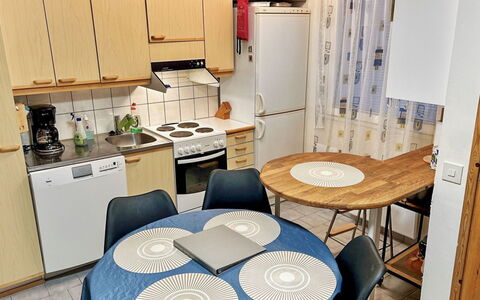 Ruka-Ihtinki 4 a 3: Meubilair, Flooring, Hout, Verdieping, Interieur Ontwerp, Keuken, Major Appliance, Toestel Van De Keuken, Kamer, Verlichting