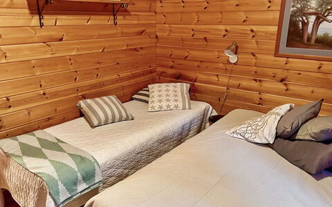 Ruka-Ihtinki 4 a 3: Hout, Interieur Ontwerp, Verdieping, Flooring, Meubilair, Plafond, Kamer, Slaapkamer, Verlichting, Bed