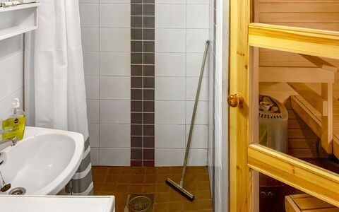 Ruka-Ihtinki 4 a 3: Flooring, Verdieping, Muur, Loodgieterswerkinrichting, Hout, Badkamer, Interieur Ontwerp, Kamer, Loodgieter, Douche
