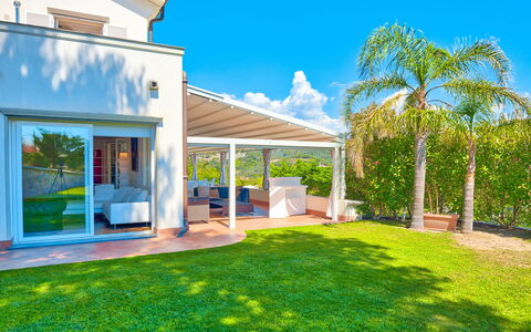 Villa Emanuele - Costarainera: Eigendom, Huis, Gebouw, Onroerend Goed, Huis, Gras, Facade, Architectuur, Landgoed, Interieur Ontwerp