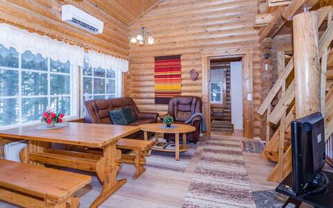 Pielislinna Savilahti: Meubilair, Stoel, Buitenmeubels, Tafel, Hout, Buitentafel, Keuken En Eettafel, Schaduw, Tuin, Paraplu
