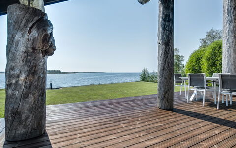 Villa Pärla: Meubilair, Stoel, Buitenmeubels, Tafel, Hout, Buitentafel, Keuken En Eettafel, Schaduw, Tuin, Paraplu