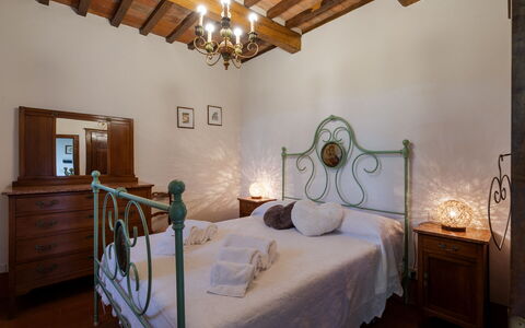 Villa i Cocciai: Slaapkamer, Bed, Kamer, Eigendom, Meubilair, Laken, Interieur Ontwerp, Bed Frame, Gebouw, Plafond