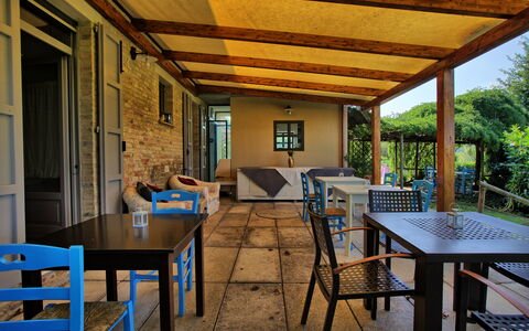 La Villa Di Ostra: Eigendom, Gebouw, Kamer, Huis, Patio, Veranda, Huis, Onroerend Goed, Meubilair, Tafel