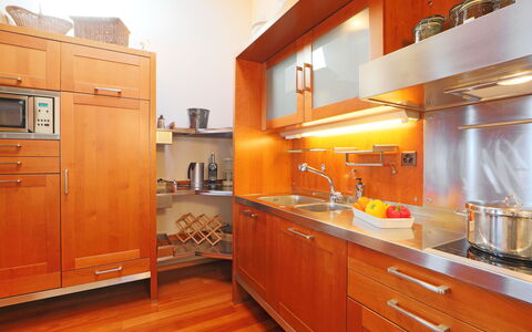 Sunset B 11: Countertop, Cabinetry, Gebouw, Eigendom, Meubilair, Lade, Toestel Van De Keuken, Keuken, Fornuis, Hout