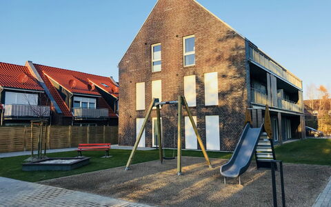 Ankerplatz: Lucht, Venster, Fabriek, Schaduw, Land Lot, Hout, Gebouw, Weg Oppervlak, Gras, Verblijf