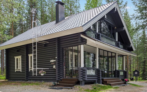 Hatun Huilaus: Hout, Huis, Huis, Veranda, Dak, Verblijf, Siding, Bos, Schaduw, Blokhut