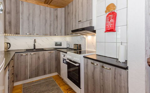 Hatun Huilaus: Hout, Major Appliance, Keuken, Toestel Van De Keuken, Countertop, Plafond, Cabinetry, Kamer, Huishoudapparatuur, Hardwood