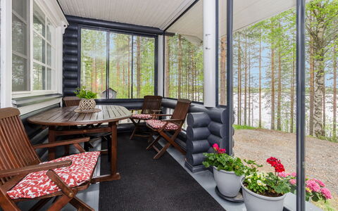 Hatun Huilaus: Meubilair, Interieur Ontwerp, Stoel, Glas, Buitenmeubels, Bloempot, Schaduw, Kamerplant, Hardwood, Woonkamer