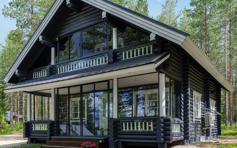 Hatun Huilaus: Hout, Veranda, Verblijf, Huis, Huis, Dak, Siding, Blokhut, Schaduw, Ontwerp
