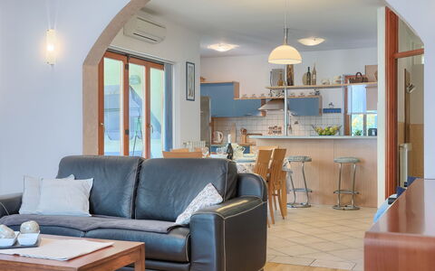 Corina: Tafel, Meubilair, Bankstel, Eigendom, Azure, Comfort, Interieur Ontwerp, Hout, Slaapbank, Schaduw