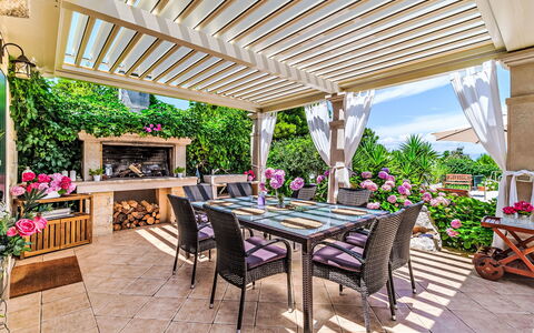 Villa Mutnik: Meubilair, Stoel, Tafel, Buitenmeubels, Tuin, Buitentafel, Toevlucht, Outdoor Structuur, Schaduw, Bloempot