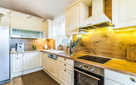 Villa Mutnik: Keuken, Hout, Major Appliance, Toestel Van De Keuken, Countertop, Cabinetry, Huis, Flooring, Interieur Ontwerp, Huishoudapparatuur