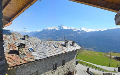 Maison chez Nous: Berg, Bergachtig Landvormen, Bergketen, Eigendom, Alpen, Lucht, Muur, Dak, Heuvel Station, Gebouw