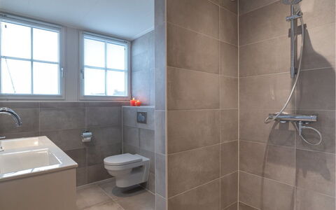 Ganuenta: Loodgieterswerkinrichting, Badkamer, Douchekop, Gebouw, Venster, Wastafel, Douche, Verdieping, Flooring