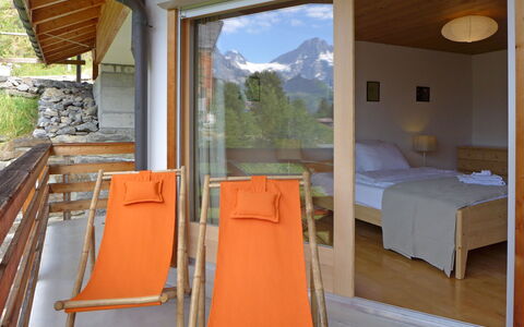 Mürren 300: Fabriek, Eigendom, Gebouw, Azure, Hout, Schaduw, Architectuur, Interieur Ontwerp, Comfort, Boom