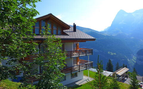 Mürren 300: Lucht, Gebouw, Berg, Venster, Natuurlijk Landschap, Huis, Fabriek, Boom, Gras, Verblijf