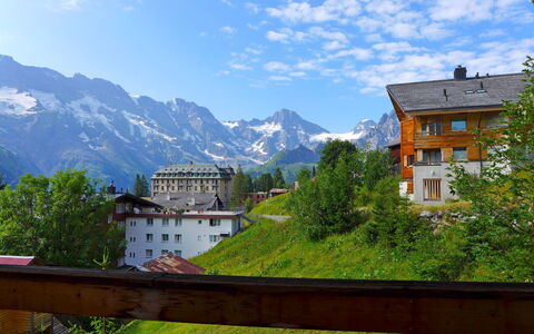 Mürren 300: Wolk, Lucht, Berg, Gebouw, Fabriek, Eigendom, Venster, Natuur, Natuurlijk Landschap, Boom