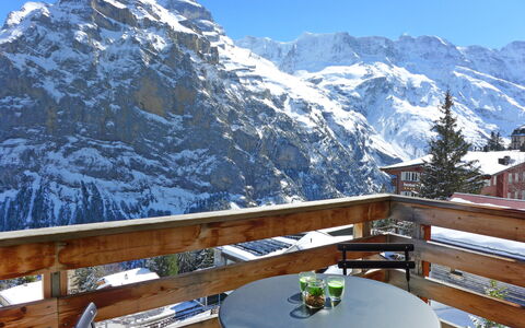 Mürren 300: Lucht, Berg, Sneeuw, Tafel, Meubilair, Eigendom, Wit, Licht, Natuur, Buitenmeubels