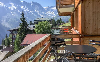 Mürren 300: Tafel, Eigendom, Lucht, Gebouw, Berg, Hout, Buurt, Boom, Dak, Schaduw
