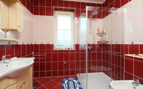 Paola: Kraan, Loodgieterswerkinrichting, Wastafel In De Badkamer, Wastafel, Purper, Badkamer, Spiegel, Verlichting, Cabinetry, Interieur Ontwerp