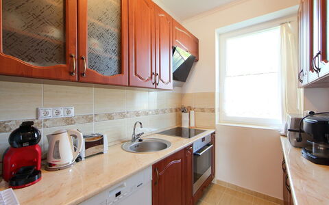 Paola: Countertop, Cabinetry, Gootsteen, Kraan, Eigendom, Wastafel, Loodgieterswerkinrichting, Gebouw, Keuken, Hout