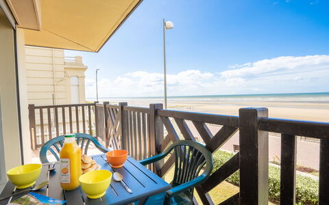 Cabourg Beach: Wolk, Lucht, Eigendom, Meubilair, Tafel, Water, Blauw, Stoel, Azure, Gebouw
