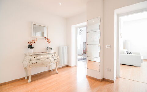 Residenza Bellagio: Eigendom, Kamer, Wit, Meubilair, Verdieping, Interieur Ontwerp, Houten Vloer, Gebouw, Plafond, Huis
