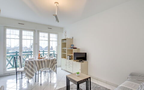 Dinard 188: Meubilair, Eigendom, Tafel, Venster, Hout, Interieur Ontwerp, Verlichting, Architectuur, Verdieping, Flooring